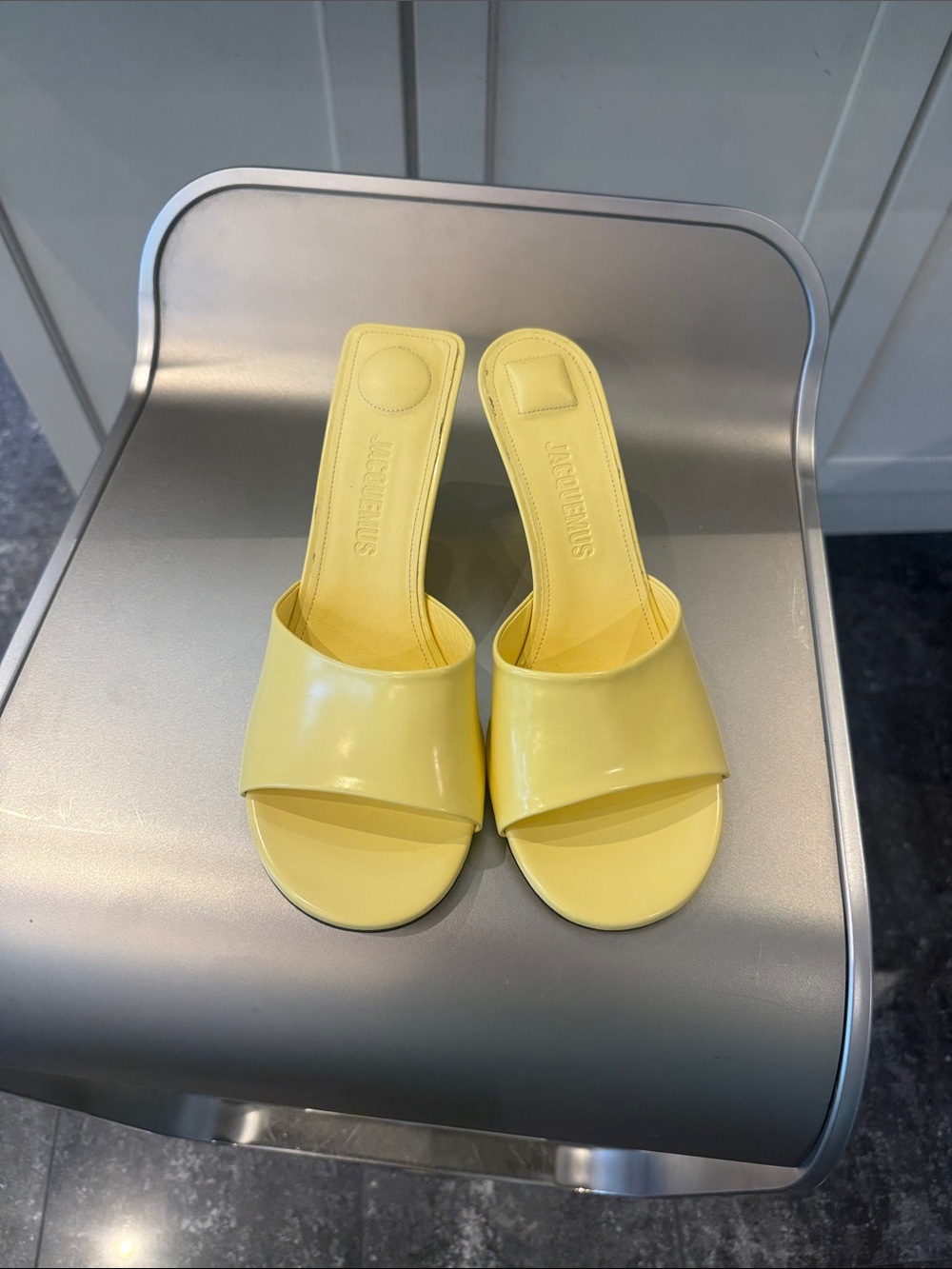 NIB JACQUEMUS Yellow Cubisto 70mm Patent Open-Toe leather mules - Picture 3 of 7
